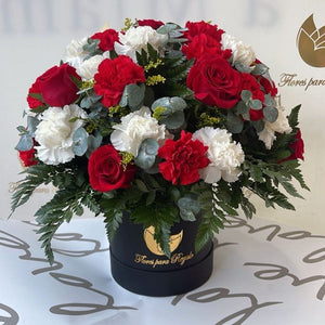 Amarte Flores Para Ella, rosas rojas y claveles blancos, ordena en este momento, nosotros nos encargamos de entregarlas a domicilio en Bogotá, Floristería Flores Para Regalo, Floristería abierta las 24 Horas