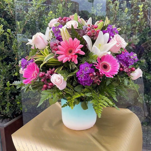 Regala alegría y amor con nuestro hermoso ramo de Flores Para Regalar, este ramo incluye lirios elegantes, rosas románticas y margaritas coloridas.