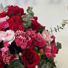 Cargar imagen en el visor de la galería, Flores En Caja Passion, perfectas para expresar tu amor y afecto, rosas rojas, claveles, nosotros nos encargamos de entregarlas a domicilio en Bogotá, Floristería Flores Para Regalo, Floristería abierta las 24 Horas