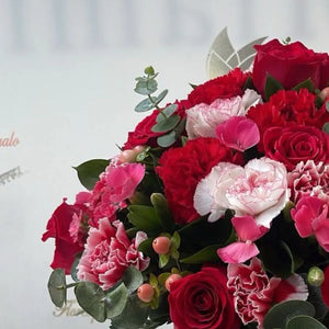 Flores En Caja Passion, perfectas para expresar tu amor y afecto, rosas rojas, claveles, nosotros nos encargamos de entregarlas a domicilio en Bogotá, Floristería Flores Para Regalo, Floristería abierta las 24 Horas