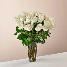Cargar imagen en el visor de la galería, Ramo de rosas blancas de tallo largo: Las rosas blancas son elegantes, luminosas y acentúan maravillosamente cualquier habitación. Floristería Flores 24 Horas