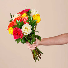 Cargar imagen en el visor de la galería, Rosas Mixtas En Florero: Colorido y floreciente, este vibrante ramo de una docena de rosas es un estimulante instantáneo del estado de ánimo. Floristería Flores 24 Horas