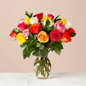 Rosas Mixtas En Florero: Colorido y floreciente, este vibrante ramo de una docena de rosas es un estimulante instantáneo del estado de ánimo. Floristería Flores 24 Horas