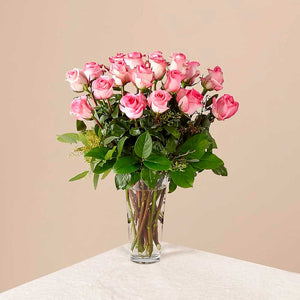 Ramo de rosas rosadas de tallo largo: Las rosas de color rosa suave, perfectas para la imagen, son un hermoso regalo para la hermosa dama de tu vida. Floristería Flores 24 Horas
