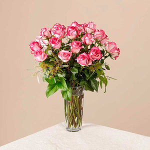 Ramo de rosas rosadas de tallo largo: Las rosas de color rosa suave, perfectas para la imagen, son un hermoso regalo para la hermosa dama de tu vida. Floristería Flores 24 Horas