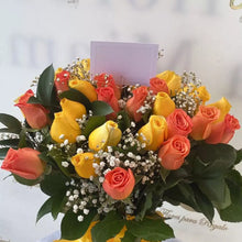 Load image into Gallery viewer, Rosas Amarillas y Naranjas, Flores Para Regalo, Domicilio Bogotá, ¡Celebre la amistad con Rosas Amarillas y Naranjas en un hermoso jarrón! flores para regalo en cumpleaños, rosas amarillas y naranjas
