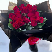 Load image into Gallery viewer, 24 Rosas Buchón ¡Sorprende a tu amada con nuestro elegante y romántico ramo de 24 rosas rojas acompañadas de un bello Buchón en papel especial! Flores Para Regalo, domicilio de rosas en Bogota