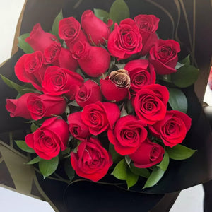 24 Rosas Buchón ¡Sorprende a tu amada con nuestro elegante y romántico ramo de 24 rosas rojas acompañadas de un bello Buchón en papel especial! Flores Para Regalo, domicilio de rosas en Bogota