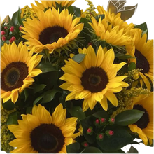 Load image into Gallery viewer, Acercamiento a los girasoles, frutos rojos y elementos dorados del arreglo Cordial.