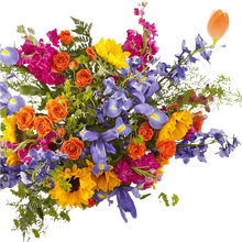 Load image into Gallery viewer, Acercamiento de girasoles, rosas mini y flores violetas del arreglo Rayos de Vida