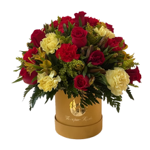 Cargar imagen en el visor de la galería,  Caja Dorada Premium - El Regalo Perfecto Para Ella
Sorprende con elegancia y sofisticación con nuestra exclusiva Caja Dorada Premium. Un arreglo floral de lujo que combina la pasión de las rosas rojas con la delicadeza de alstroemerias y claveles frescos.