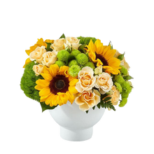 Load image into Gallery viewer, Arreglo Radiante Felicidad con girasoles, rosas crema y flores verdes en florero blanco