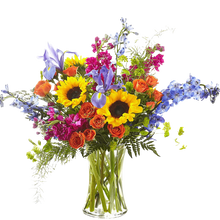 Load image into Gallery viewer, Arreglo Rayos de Vida con girasoles y rosas mini anaranjadas en jarrón de vidrio