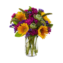 Load image into Gallery viewer, Arreglo Verano con girasoles y suculentas en jarrón cilíndrico transparente.