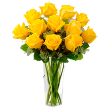 Load image into Gallery viewer, Arreglo de 12 rosas amarillas con follaje verde en jarrón corto de vidrio, vista frontal
