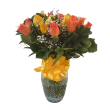 Cargar imagen en el visor de la galería, Arreglo de rosas amarillas y naranjas con flores blancas y follaje verde en jarrón transparente con lazo amarillo