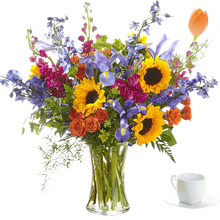 Load image into Gallery viewer, Arreglo multicolor con girasoles, rosas mini y flores altas violetas, vista frontal