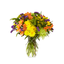 Cargar imagen en el visor de la galería, Bouquet Cielo mediano con flores amarillas, naranja y violetas en jarrón transparente.
