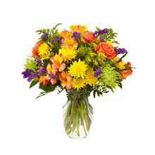 Cargar imagen en el visor de la galería, Bouquet Cielo tamaño Hermosa con rosas naranja y flores amarillas en jarrón.