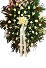 Load image into Gallery viewer, Corona fúnebre para expresar condolencias y acompañar ceremonias de despedida en Bogotá. Consulta disponibilidad y condiciones de entrega.