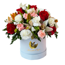 Cargar imagen en el visor de la galería, ¿Dónde comprar hermosas flores para dama en caja blanca? ¿Cuáles son las mejores flores combinadas para ella? Hermosas Flores Para Dama incluye 6 rosas, 2 orquídeas, lirios y claveles