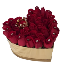 Cargar imagen en el visor de la galería, ¿Dónde comprar 24 rosas rojas en caja corazón para demostrar lealtad en Bogotá? ¿Cuáles son las mejores rosas para expresar fidelidad? Leal ofrece 24 rosas rojas en caja corazón para amor leal