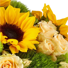 Load image into Gallery viewer, Detalle de girasol amarillo, rosas crema y elementos florales verdes