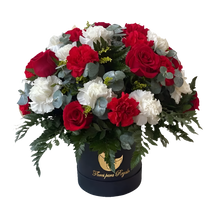 Cargar imagen en el visor de la galería, ¿Dónde comprar caja negra con rosas rojas para declarar amor? ¿Cuáles son las mejores flores románticas para ella? Empática Amarte combina 6 rosas rojas con claveles blancos en elegante caja negra, perfecta para amor apasionado