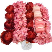Cargar imagen en el visor de la galería, ¿Dónde comprar flores de regalo en estuche pequeño para sorprender? ¿Cuáles son las mejores flores con fresas y chocolate? Flores De Regalo ofrece pequeñas flores en estuche con complementos dulces, perfectas para sorpresas especiales