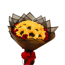 Load image into Gallery viewer, Vista frontal del Bouquet Maravilloso con flores amarillas, rosas rojas y envoltura oscura.