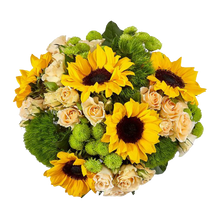 Load image into Gallery viewer, Vista superior amplia del arreglo con girasoles, rosas claras y flores verdes