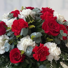 Load image into Gallery viewer, Amarte Flores Para Ella, rosas rojas y claveles blancos, ordena en este momento, nosotros nos encargamos de entregarlas a domicilio en Bogotá, Floristería Flores Para Regalo, Floristería abierta las 24 Horas
