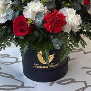 Amarte Flores Para Ella, rosas rojas y claveles blancos, ordena en este momento, nosotros nos encargamos de entregarlas a domicilio en Bogotá, Floristería Flores Para Regalo, Floristería abierta las 24 Horas