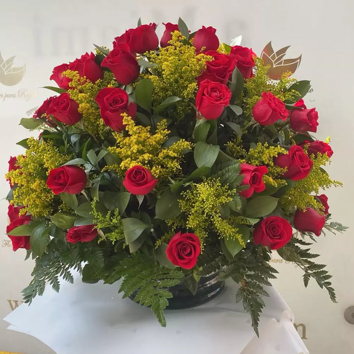 50 Rosas en Base, Flores Para Regalo, Domicilio en Bogotá, ¡Sorprende a esa mujer especial con 50 hermosas rosas en una elegante base! Este arreglo es perfecto para expresar amor, admiración o gratitud