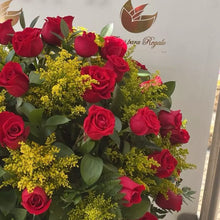 Load image into Gallery viewer, 50 Rosas en Base, Flores Para Regalo, Domicilio en Bogotá, ¡Sorprende a esa mujer especial con 50 hermosas rosas en una elegante base! Este arreglo es perfecto para expresar amor, admiración o gratitud