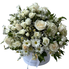 Cargar imagen en el visor de la galería, Prodigioso - Flores Blancas en Caja Rosas Hortensias Margaritas | Regalo Elegante Bogotá
