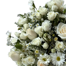 Cargar imagen en el visor de la galería, Prodigioso - Flores Blancas en Caja Rosas Hortensias Margaritas | Regalo Elegante Bogotá