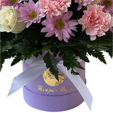 Cargar imagen en el visor de la galería, Caja Esbelta Lila Rosas Beige Bogotá | Arte Floral