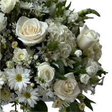 Cargar imagen en el visor de la galería, Prodigioso - Flores Blancas en Caja Rosas Hortensias Margaritas | Regalo Elegante Bogotá