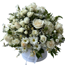 Cargar imagen en el visor de la galería, Prodigioso - Flores Blancas en Caja Rosas Hortensias Margaritas | Regalo Elegante Bogotá
