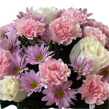 Cargar imagen en el visor de la galería, Caja Esbelta Lila Rosas Beige Bogotá | Arte Floral