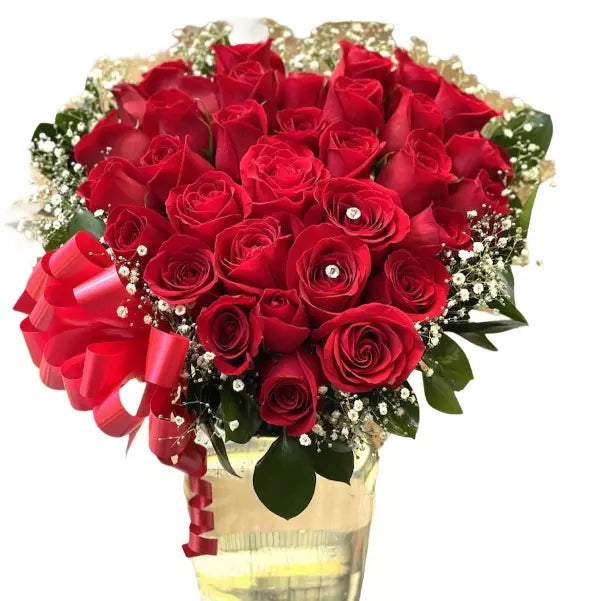 Bondadosa Rosas, ramo de flores con diseño en forma de corazon elaborado con rosas rojas y decorado en un jarron transparente. ¡Sorprende a tu ser querido con Bondadosa / Rosas. Este impresionante arreglo incluye 36 hermosas rosas rojas en un jarrón de vidrio transparente. Floristería Flores Para Regalo