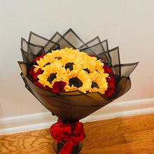 Load image into Gallery viewer, Bouquet Girasoles y Rosas, Flores Para Regalo, Domicilio Bogotá, Bouquet Girasoles y Rosas, flores para regalo expresa amor y admiración.