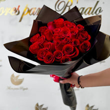 Cargar imagen en el visor de la galería, Buchón 24 Rosas, Flores Para Regalar, Domicilio Bogotá, Buchón 24 Rosas, regalo perfecto para el día de la mujer y aniversarios, regala el simbolo del amor y la belleza, flores para regalo.