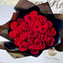 Load image into Gallery viewer, Buchón 24 Rosas, Flores Para Regalar, Domicilio Bogotá, Buchón 24 Rosas, regalo perfecto para el día de la mujer y aniversarios, regala el simbolo del amor y la belleza, flores para regalo.