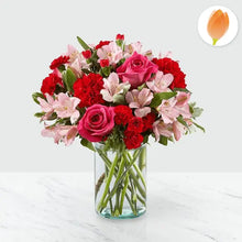 Cargar imagen en el visor de la galería, Cabal Flores Bonita. Hecho a mano e inspirado en los hermosos tonos de la temporada. Rosas rosas intensas, claveles rojos, alstroemeria rosa y claveles de color rosa pálido se unen en un florero de vidrio transparente. Floristería Flores Para Regalo.