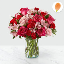 Cargar imagen en el visor de la galería, Cabal Flores Hermosa. Hecho a mano e inspirado en los hermosos tonos de la temporada. Rosas rosas intensas, claveles rojos, alstroemeria rosa y claveles de color rosa pálido se unen en un florero de vidrio transparente. Floristería Flores Para Regalo.