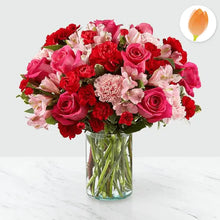 Cargar imagen en el visor de la galería, Cabal Flores Sorprendente. Hecho a mano e inspirado en los hermosos tonos de la temporada. Rosas rosas intensas, claveles rojos, alstroemeria rosa y claveles de color rosa pálido se unen en un florero de vidrio transparente. Floristería Flores Para Regalo.