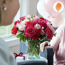 Cargar imagen en el visor de la galería, Cabal Flores, vista deco. Hecho a mano e inspirado en los hermosos tonos de la temporada. Rosas rosas intensas, claveles rojos, alstroemeria rosa y claveles de color rosa pálido se unen en un florero de vidrio transparente. Floristería Flores Para Regalo.