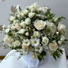 Cargar imagen en el visor de la galería, Flores Blancas en Caja, Flores Para Regalo, Domicilio Bogota, Flores blancas en caja, incluye rosas, hortensias, margaritas y una variedad de flores blancas para un regalo elegante y delicado.